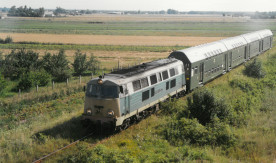 Lokomotywa serii SU 45-215 z pociągiem osobowym nr 66613 relacji...